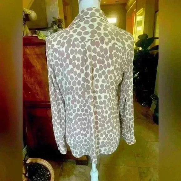 Ann Taylor Loft Ladies blouse Medium. Excellent condition. Lavender and white. - Picture 4 of 8
